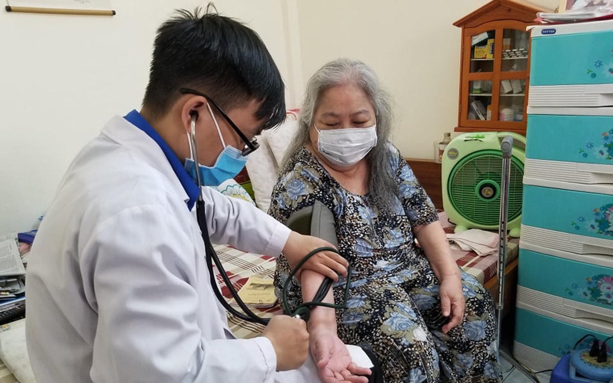 Khám chữa bệnh cho bệnh nhân cao tuổi. Ảnh: TL.