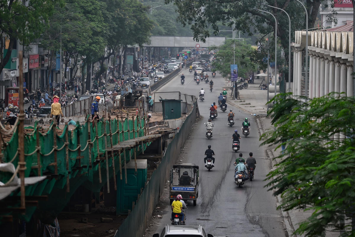 "Vị trí ngã 4 phố Chùa Bộc - Phạm Ngọc Thạch có lưu lượng phương tiện tham gia giao thông lớn, ban ngày không thể cho các phương tiện máy cẩu thực hiện mà chỉ có thể thi công vào ban đêm. Theo như tiến độ mới chúng tôi xây dựng cố gắng đến ngày 30/6/2023 sẽ thông xe. Hàng ngày chúng tôi đang huy động nhân sự tối đa làm 3 ca liên tục, mỗi ca khoảng 45 người", ông Bắc nhấn mạnh.