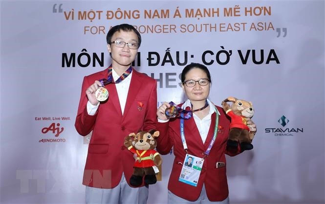 Kỳ thủ Nguyễn Ngọc Trường Sơn và kỳ thủ Hoàng Thị Bảo Trâm.