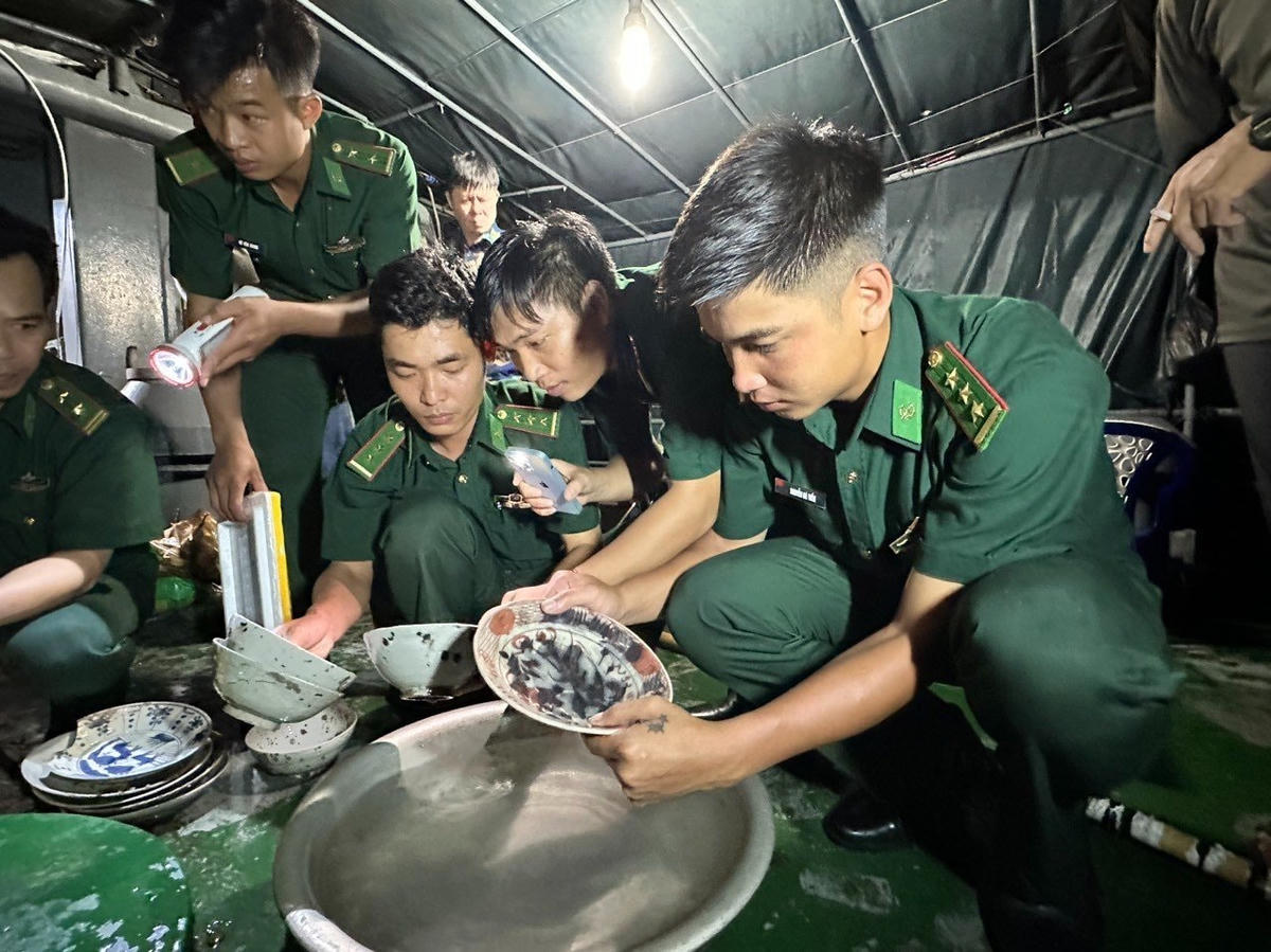 Lực lượng chức năng tạm giữ số đĩa gốm sứ.