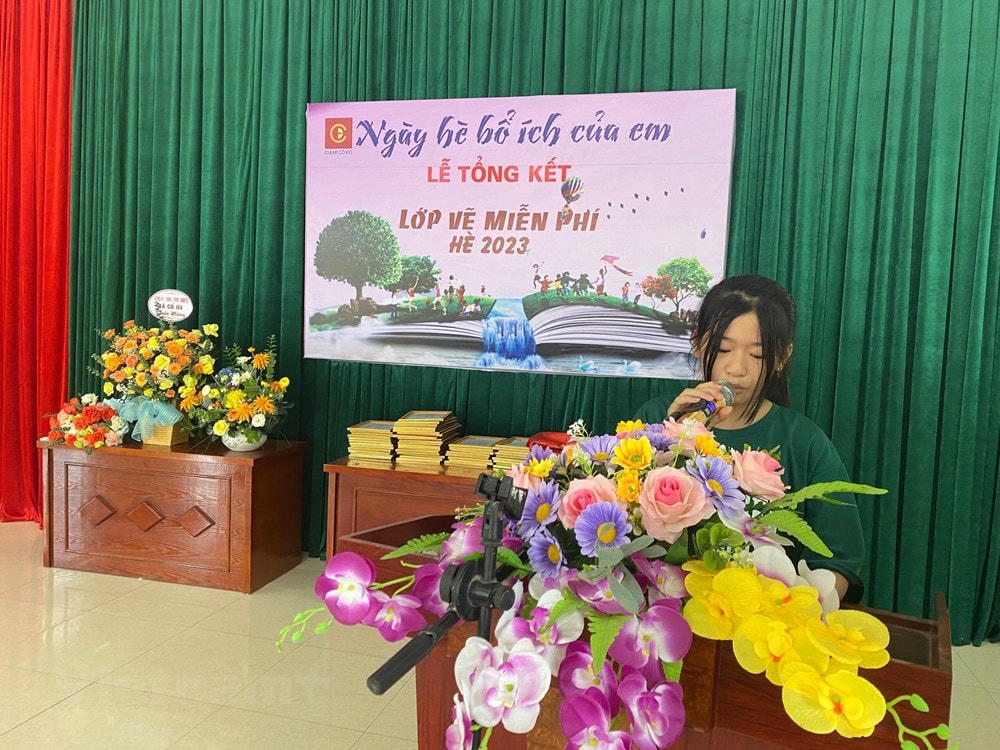 Em Nguyễn Thị Tùng Chi chia sẻ cảm nghĩ của mình về lớp học vẽ miễn phí tại lễ tổng kết. (Nguồn: Vietnam+).