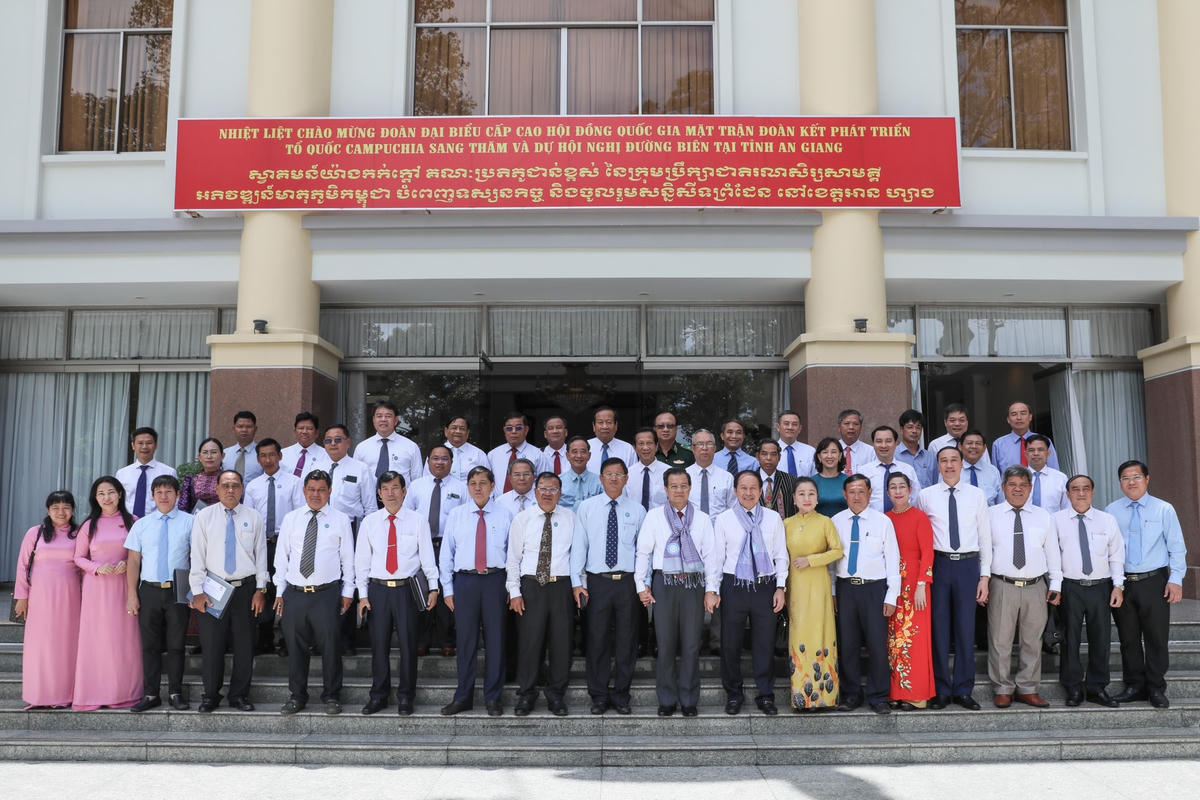 Đại biểu hai nước chụp ảnh lưu niệm tại Hội nghị.