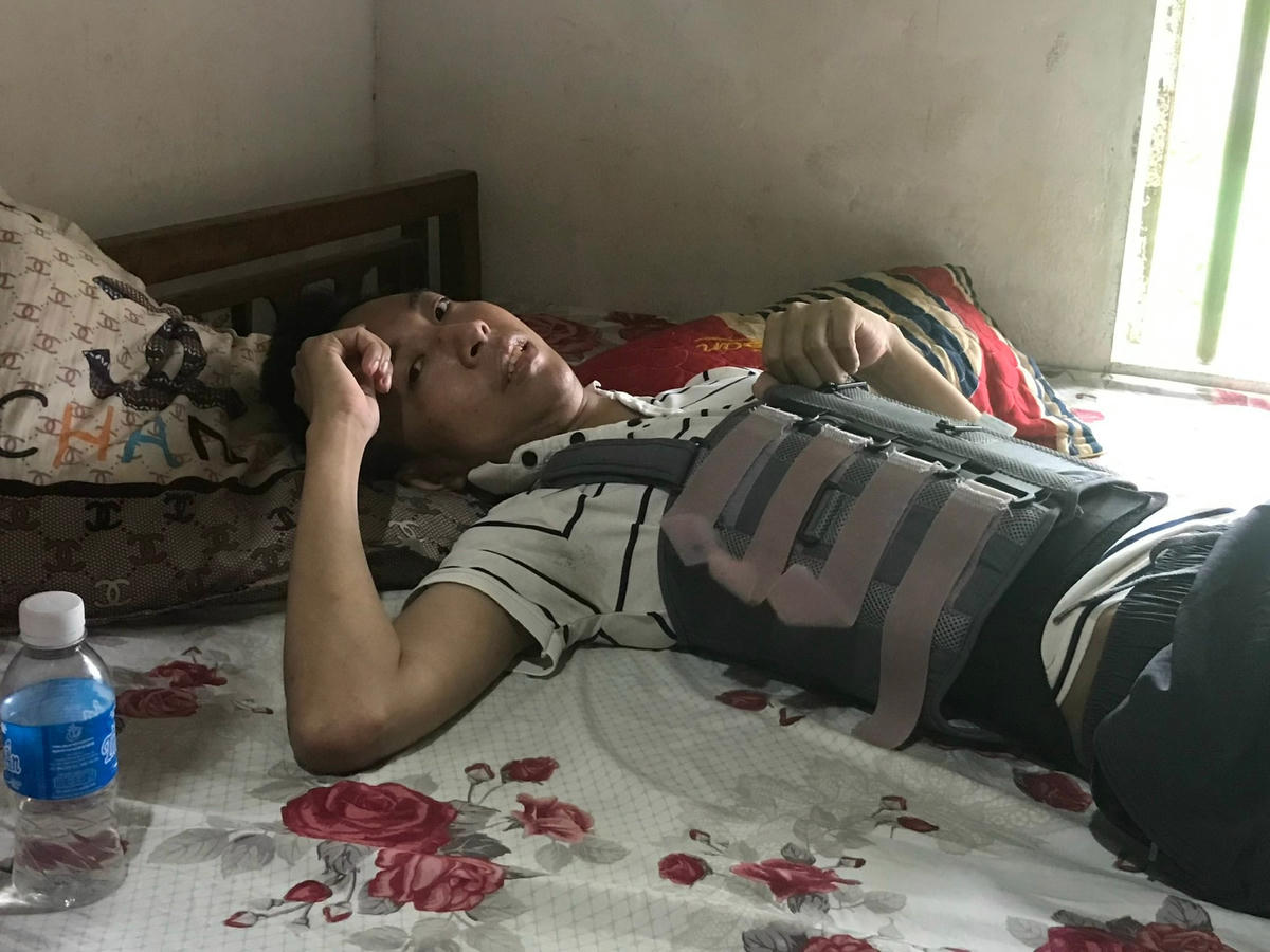 Sau 2 cuộc phẫu thuật, đến giờ Phan Văn Đức vẫn phải nằm một chỗ.