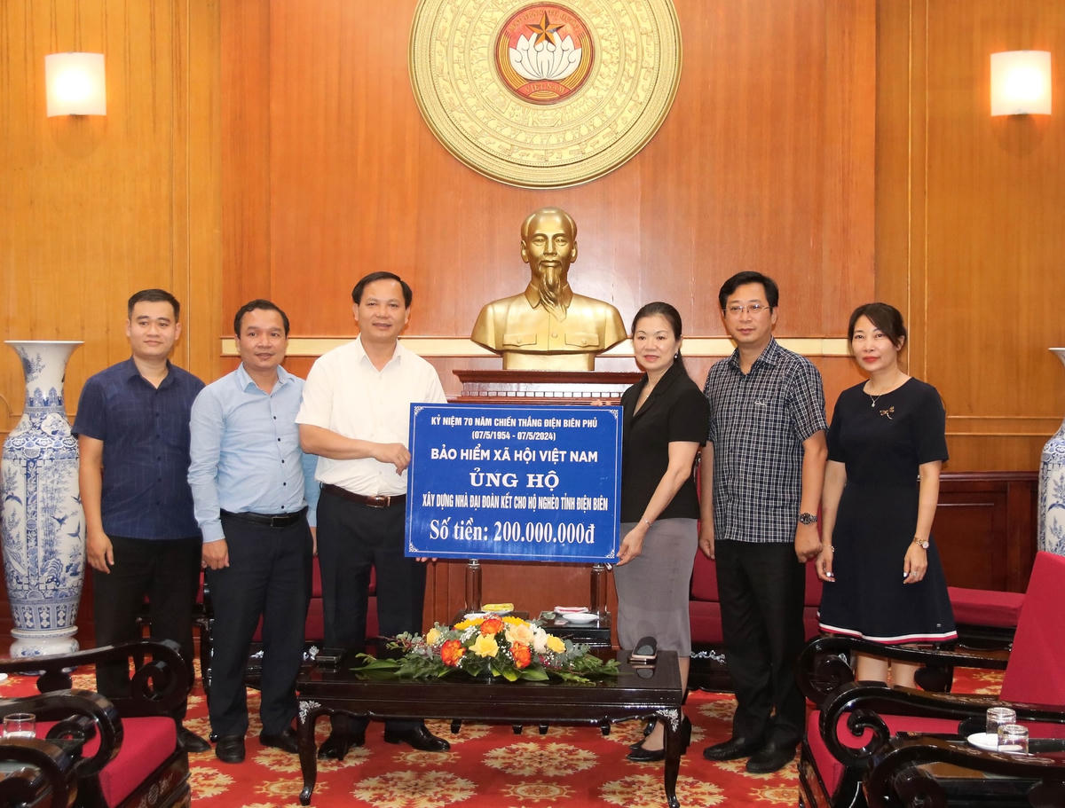 Phó Chủ tịch UBTƯ MTTQ Việt Nam Trương Thị Ngọc Ánh tiếp nhận ủng hộ từ Bảo hiểm xã hội Việt Nam.