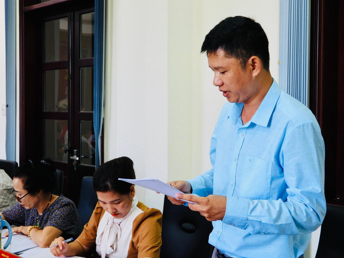 Đại diện huyện Cư Kuin báo cáo kết quả thực hiện công tác phát huy vai trò người tiêu biểu trong các tôn giáo và công tác tăng cường vận động, đoàn kết các tôn giáo tại địa phương.