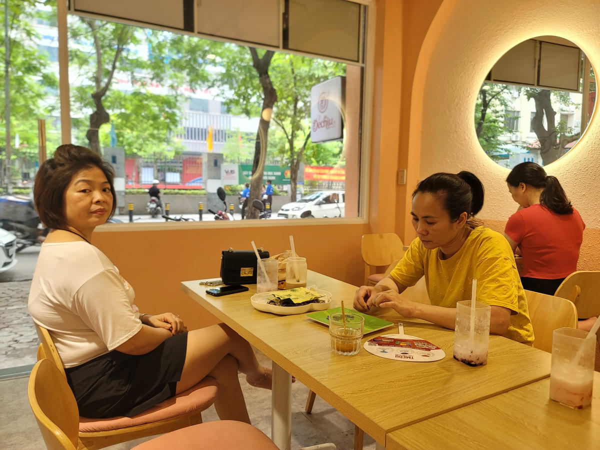 Chị Bùi Thị Minh (43 tuổi, ở Cầu Giấy) có con trai thi tại điểm thi Trường THCS Mai Dịch chọn quán cafe đối diện để chờ con thi môn Toán. Theo chị chia sẻ, cháu theo học khối D, sáng nay môn Ngữ Văn làm bài tốt và cũng tự tin sẽ làm tốt môn Toán.