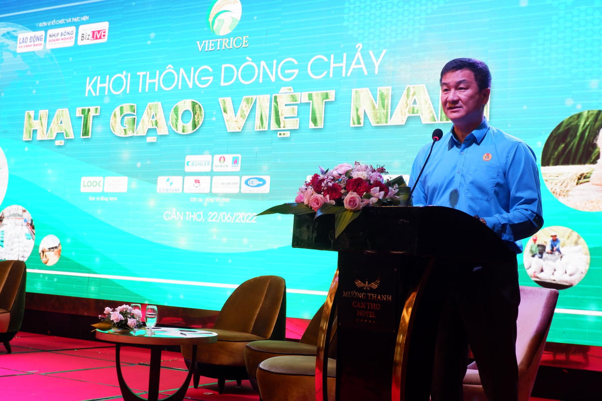 Ông Trần Duy Phương, Tổng Biên tập Tạp chí Lao động và Công đoàn phát biểu tại hội thảo.