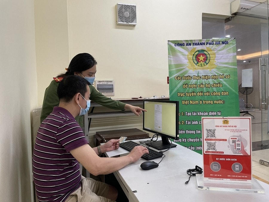 Hướng dẫn người dân thực hiện dịch vụ trên môi trường điện tử.