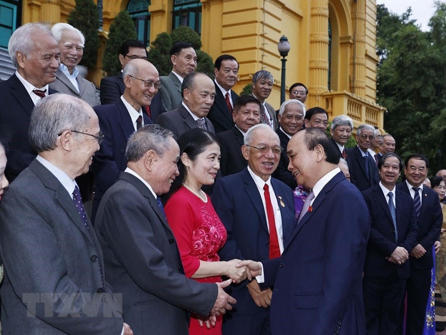 Chủ tịch nước Nguyễn Xuân Phúc với đoàn đại biểu Hội Cựu Giáo chức Việt Nam. (Ảnh: Thống Nhất/TTXVN).