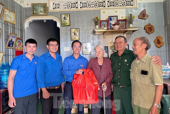 Đoàn phường tặng quà cho các gia đình có công với cách mạng.