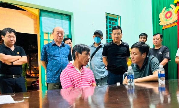 Nghi can cướp ngân hàng (áo hồng) tại cơ quan Công an.
