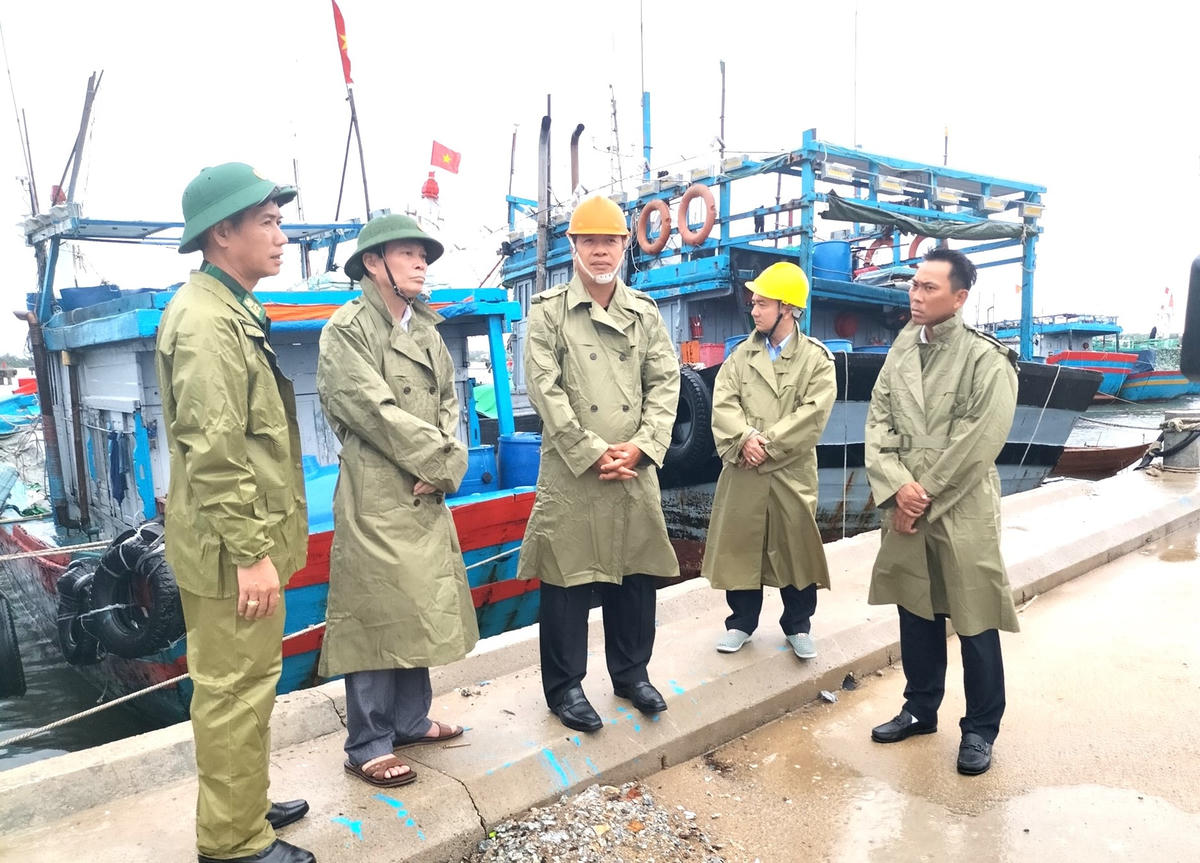 Ông Hồ Quang Bửu, Phó Chủ tịch UBND tỉnh Quảng Nam kiểm tra tình hình neo đậu tàu thuyền.