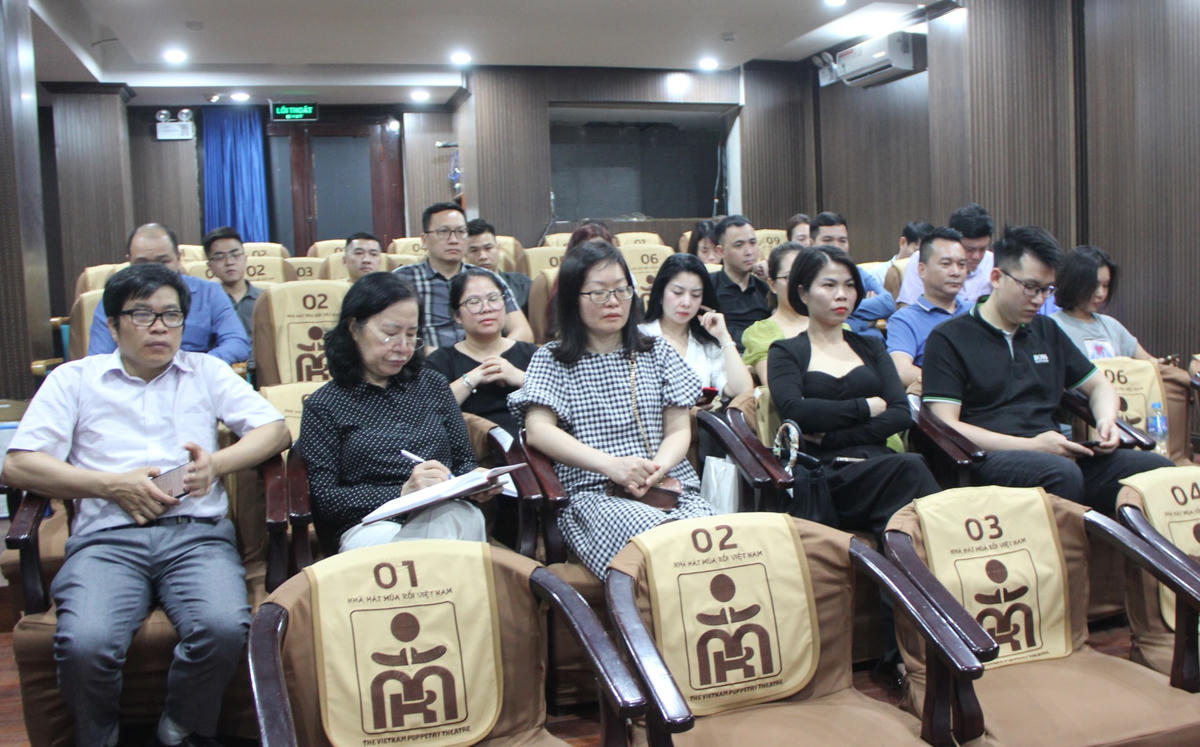 Hàng chục hội viên, doanh nghiệp hoạt động trong ngành Quảng cáo Thủ đô trong buổi gặp mặt đã có những chia sẻ về khó khăn vướng mắc mà doanh nghiệp gặp phải.