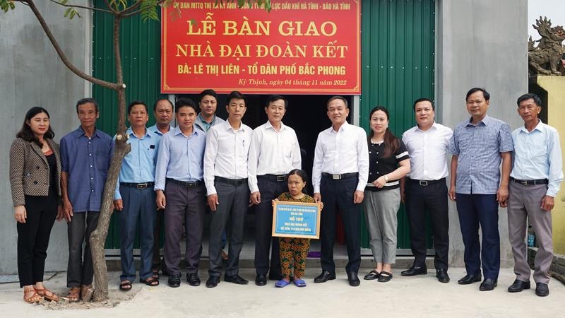 Bàn giao nhà ở cho bà Lê Thị Liên ở phường Kỳ Thịnh.