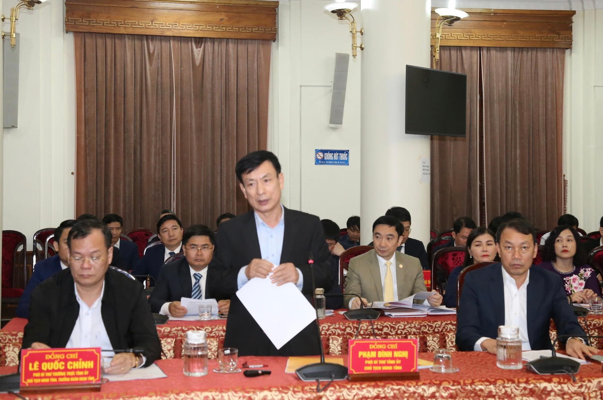 Chủ tịch UBND tỉnh Nam Định Phạm Đình Nghị báo cáo tại buổi làm việc.