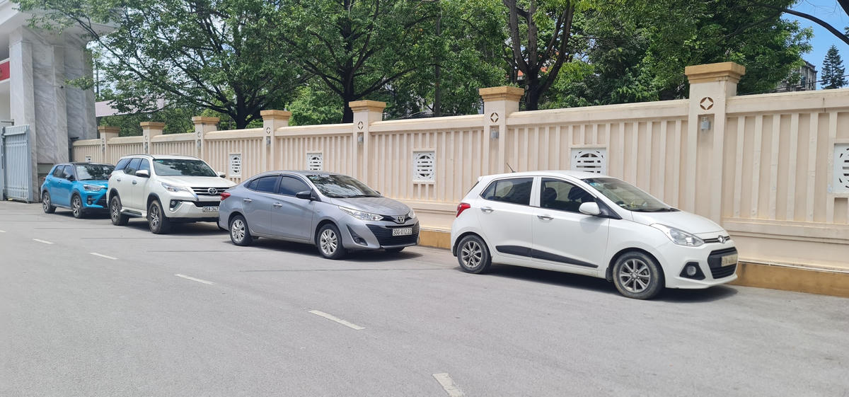 4 xe ô tô nhóm đối tượng sử dụng làm phương tiện lưu thông khi đi thực hiện hành vi trộm cắp bị PC02 Công an Thanh Hoá tạm giữ. Ảnh: Anh Tuấn