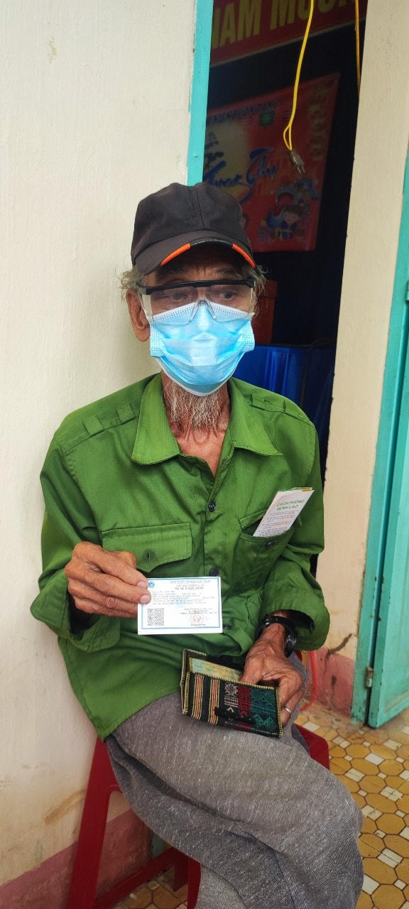 Với ông Ksor wich, Phú Cần, Gia Lai tấm thẻ BHYT thực sự là người bạn đồng hành trong chăm sóc sức khỏe.