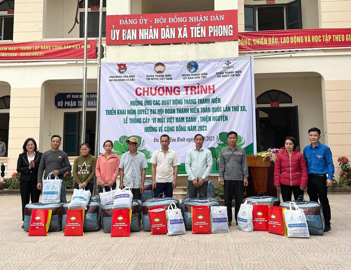 Trao tặng 25 phần quà cho gia đình chính sách và gia đình có con em vượt khó học giỏi tại xã Tiền Phong.