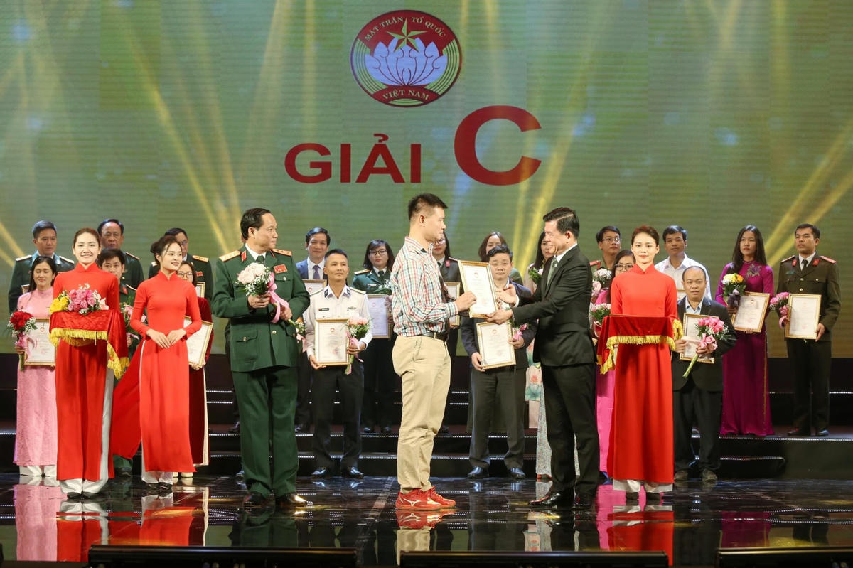 Trao giải cho các tác giả nhận giải C Giải báo chí “Vì sự nghiệp Đại đoàn kết toàn dân tộc” lần thứ XIV. Ảnh: Doãn huyền