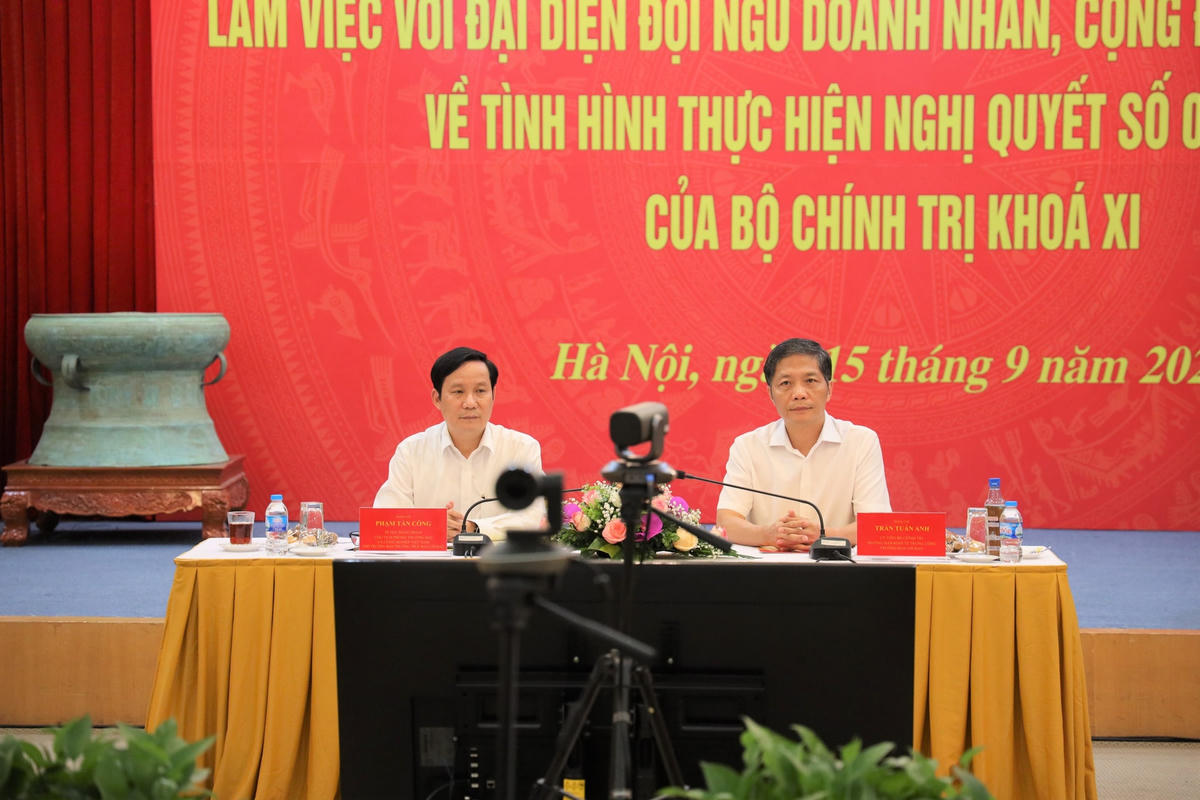 Ông Trần Tuấn Anh, Trưởng Ban Kinh tế Trung ương và Chủ tịch VCCI Phạm Tấn Công đồng chủ trì cuộc làm việc.