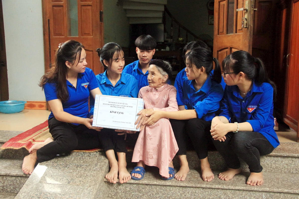 Uống nước nhớ nguồn, thế hệ trẻ tại Tuyên Quang thăm tặng quà Mẹ Việt Nam anh hùng tại địa phương- Ảnh: TTXVN