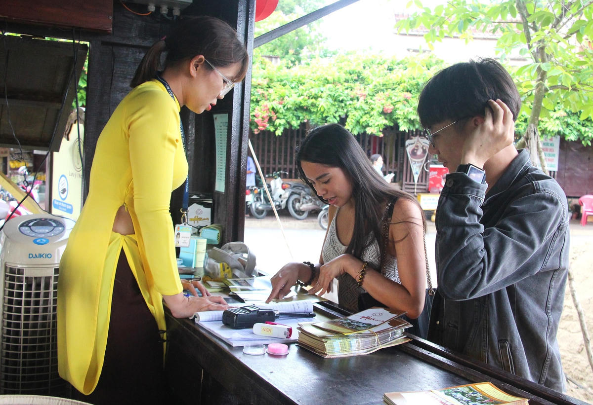 Du khách mua vé vào tham quan phố cổ Hội An.