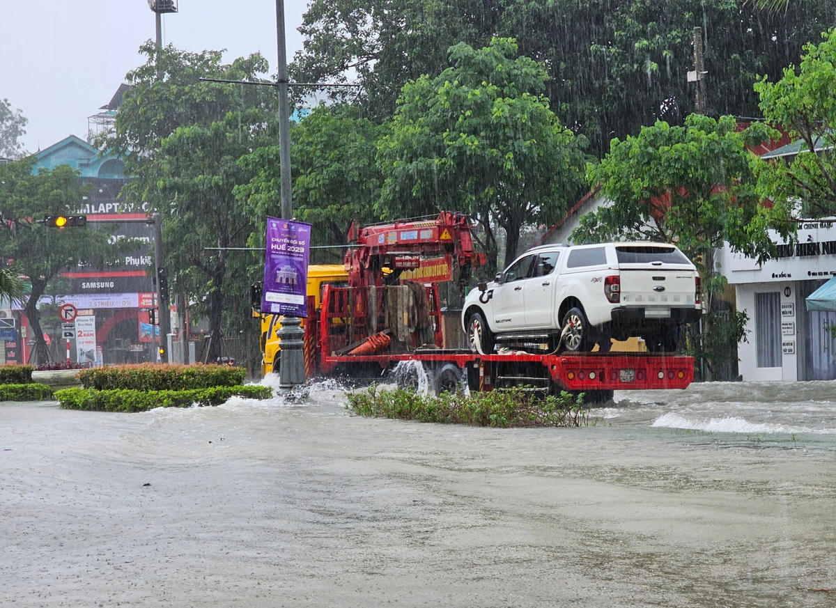 Phải nhờ tới sự hỗ trợ của xe cứu hộ để đưa đến nơi an toàn. Ảnh: Phúc Khang.