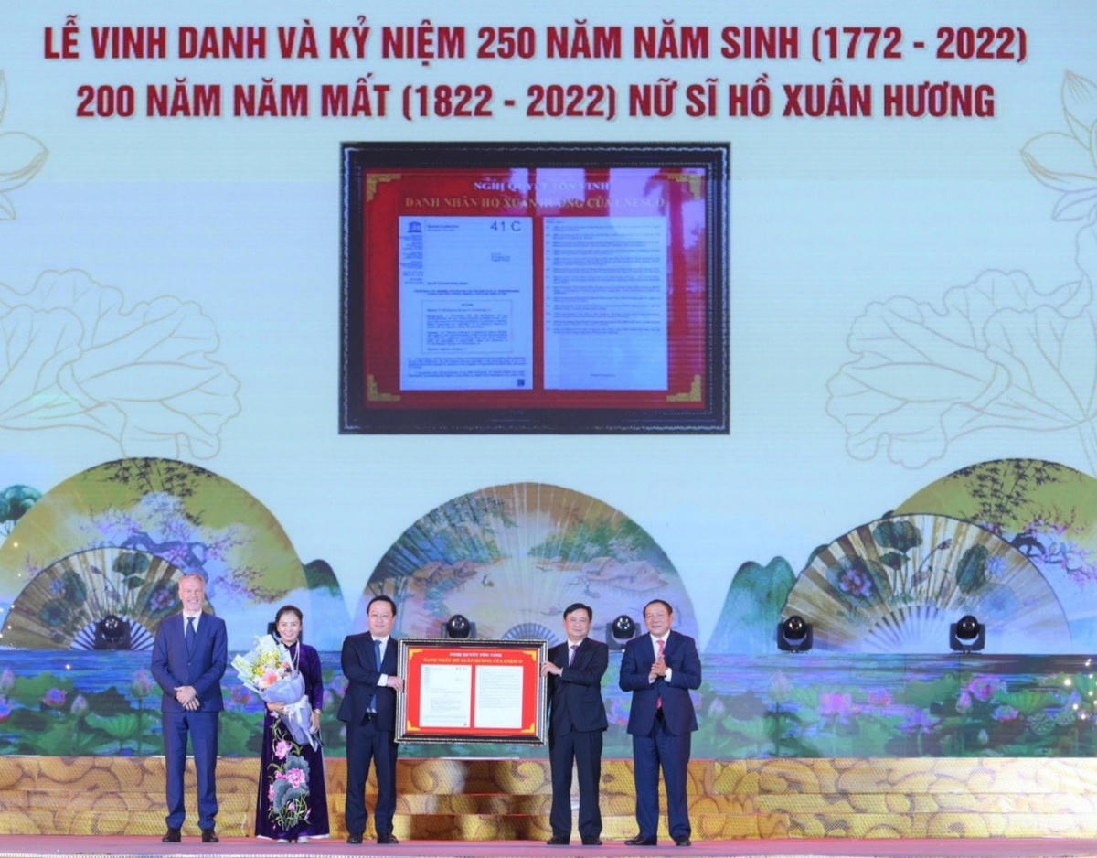 Đại diện UNSESCO rao Nghị quyết vinh danh Danh nhân Hồ Xuân Hương của UNESCO cho Việt Nam. Ảnh TC