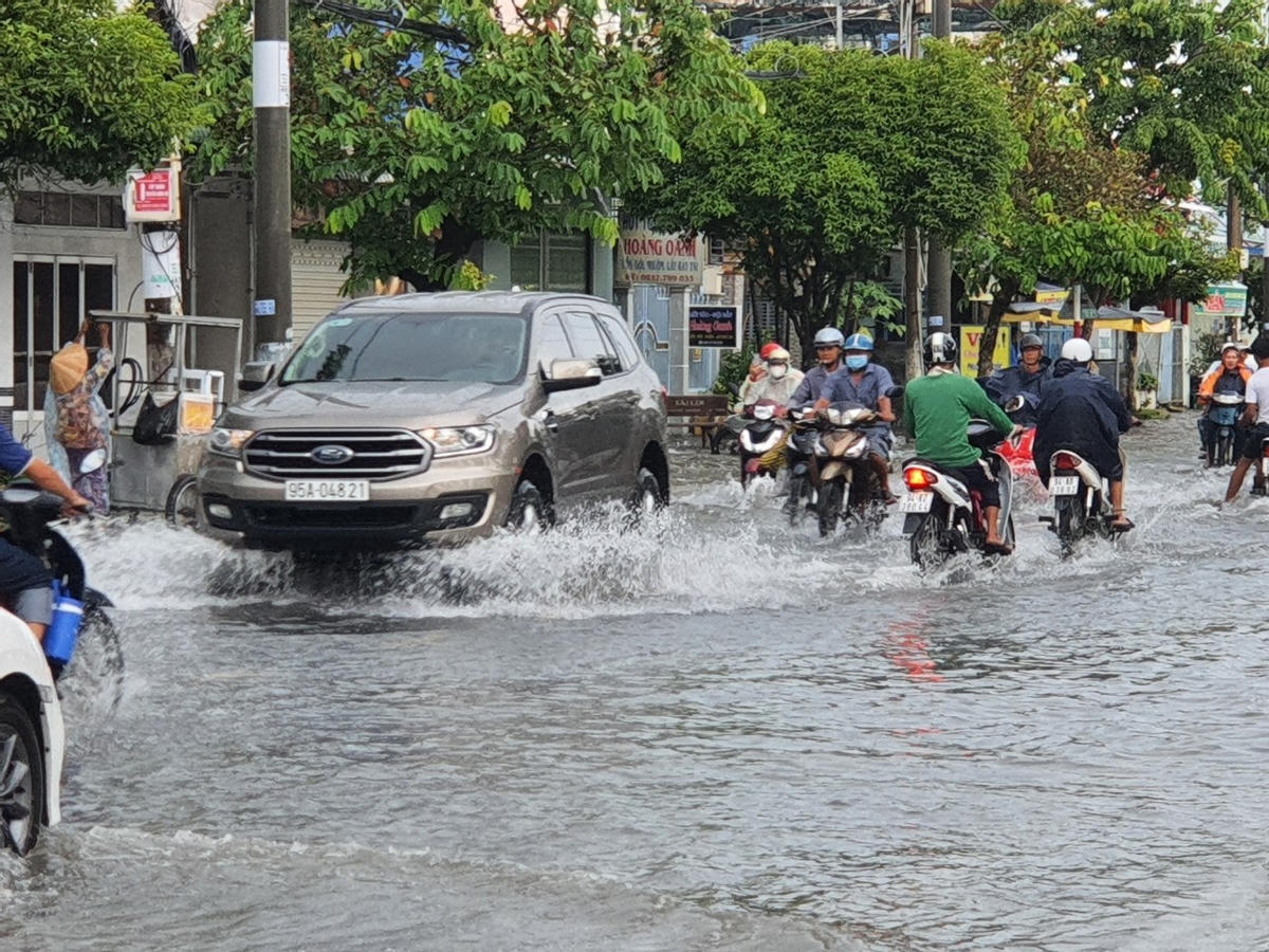 Đường phố trở nên hỗn loạn, ùn ứ, các phương tiện giao thông rất vất vả để di chuyển,