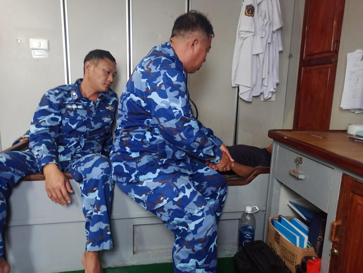 Ngư dân trên tàu cá QB 98084 TS được lực lượng chức năng chăm sóc.
