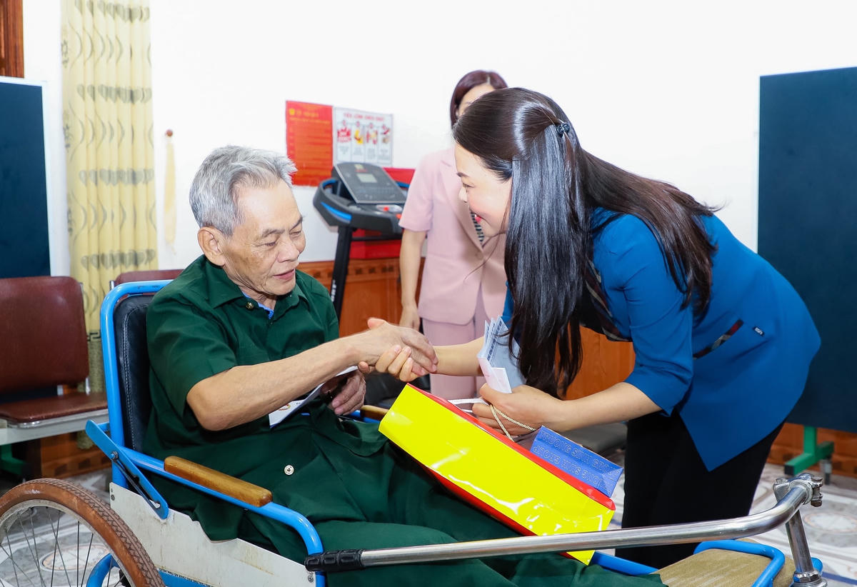 Bà Nguyễn Thị Thu Hà gửi lời quà tri ân của UBTƯ MTTQ Việt Nam đến các thương binh tại Trung tâm Điều dưỡng Thương binh Nghệ An.