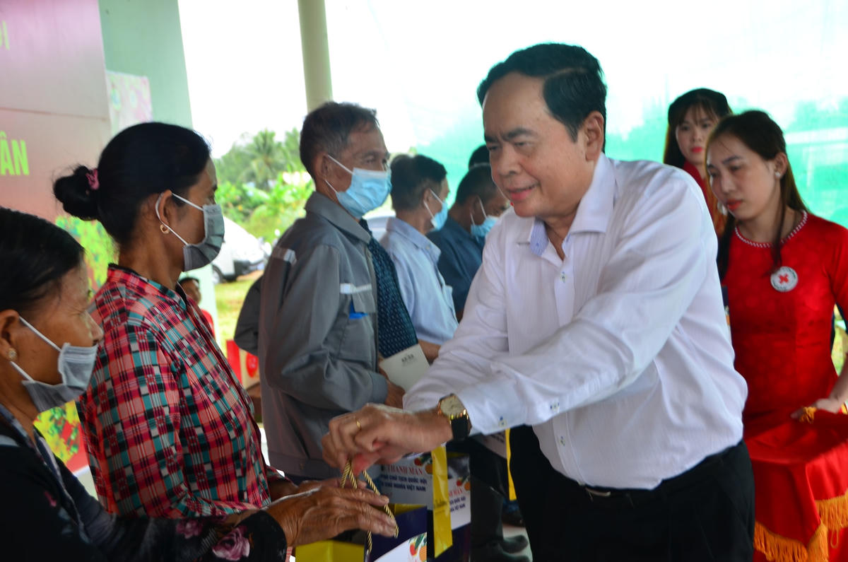 Phó Chủ tịch Thường trực Quốc Hội Trần Thanh Mẫn tặng quà cho hộ nghèo trên địa bàn tỉnh Bạc Liêu.