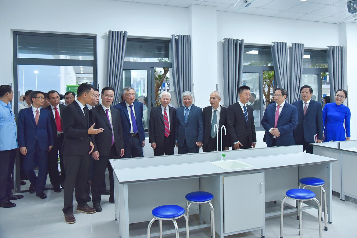 Thủ tướng Phạm Minh Chính cùng lãnh đạo Đảng, Nhà nước, MTTQ tham quan trường THPT Nguyễn Hiếu Tự.