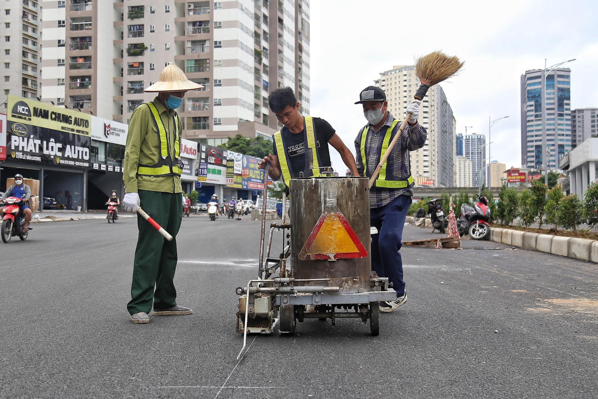 Hiện nhà thầu đang cho công nhân sơn kẻ vạch đường.