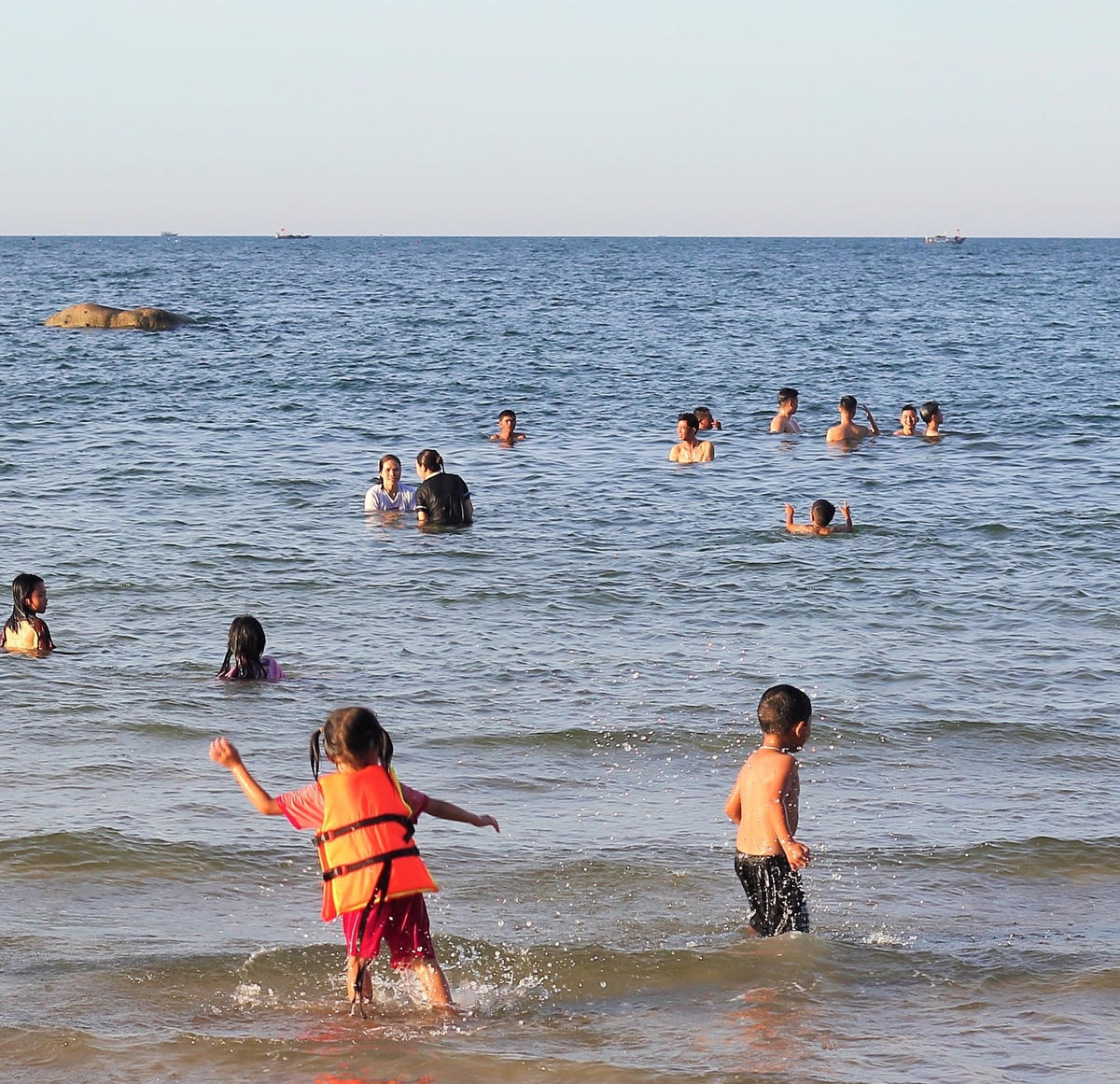 Hầu hết các bãi biển vào dịp hè thu hút rất đông lượng khách du lịch và khách bản địa tìm đến để vui chơi tránh nóng.