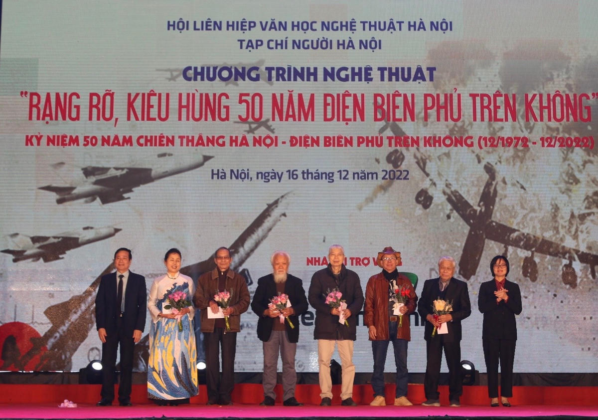 Trao quà tri ân cho các văn nghệ sĩ là hội viên của Hội đã được TP Hà Nội tặng danh hiệu Công dân ưu tú Thủ đô.
