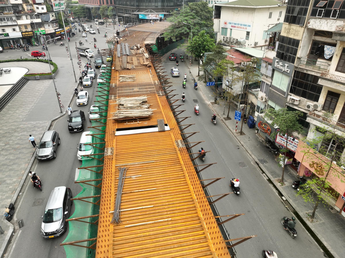 Các công nhân đang tập trung thi công lan can thép, khe co giãn, tổ chức giao thông, sơn kẻ vạch…