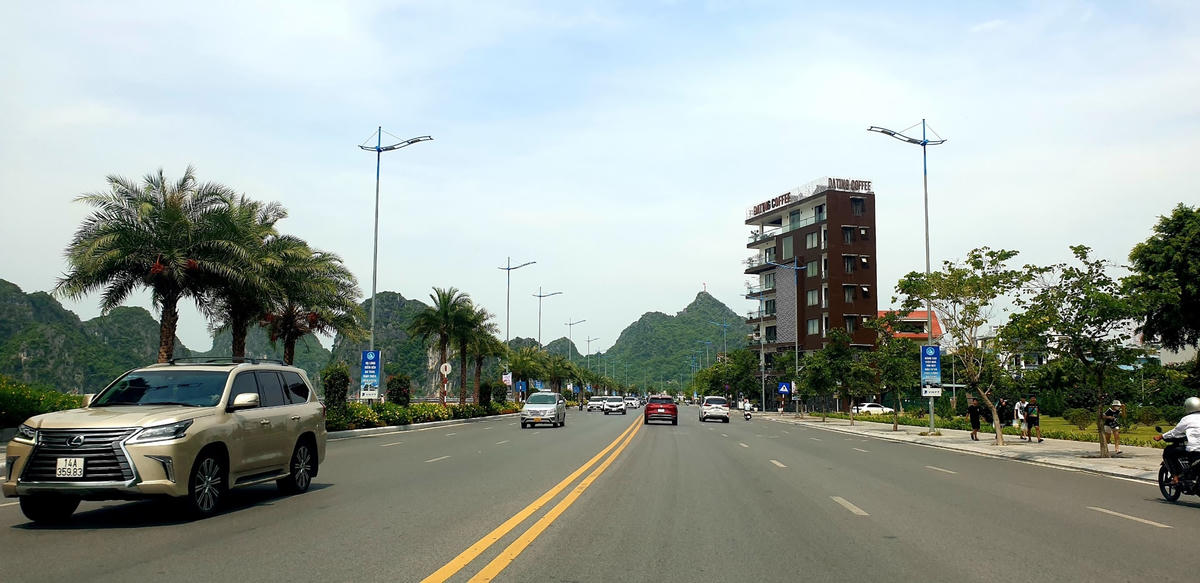 Một góc đường bao biển Trần Quốc Nghiễn vẫn rực rỡ nắng.