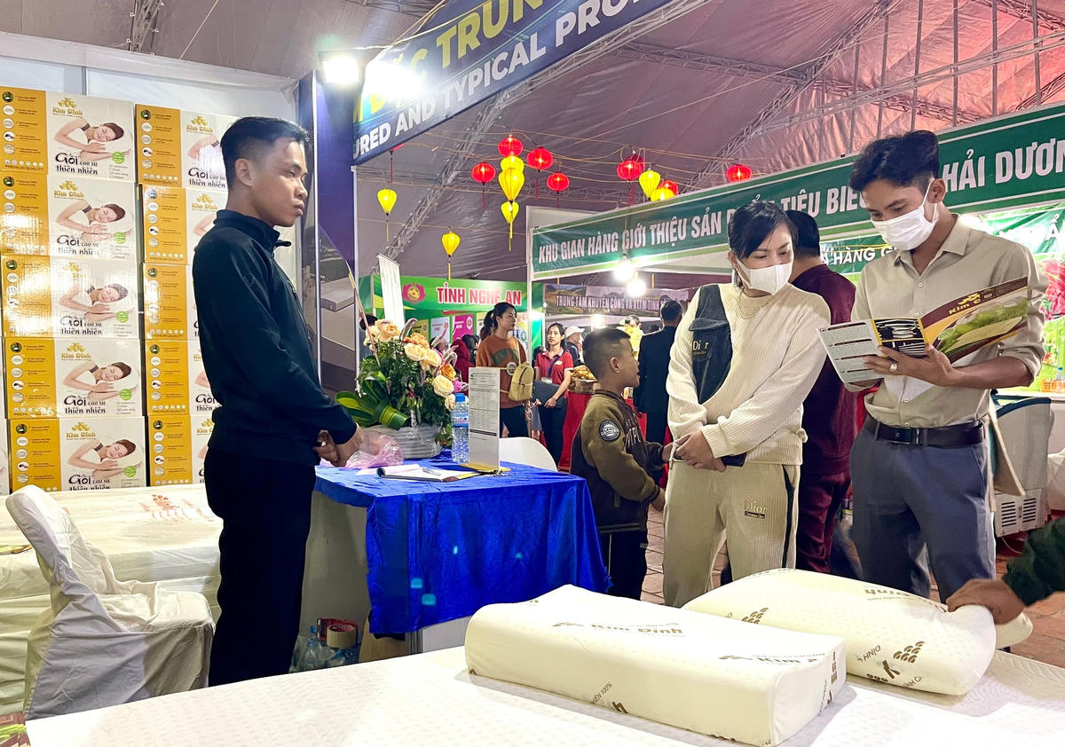 Người dân và du khách tham quan, trải nghiệm sản phẩm tại Hội chợ.