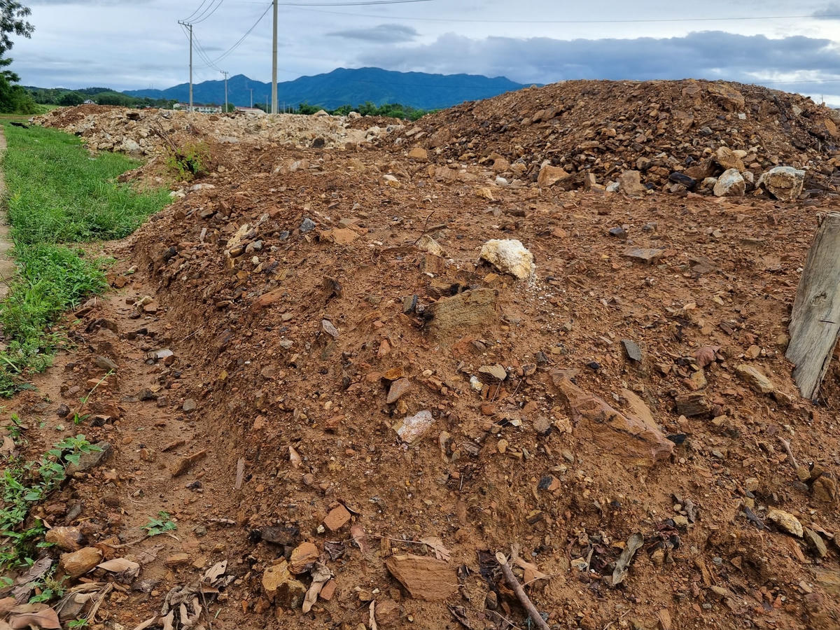 Theo hồ sơ thiết kế công trình, chủ đầu tư yêu cầu đối với kết cấu nền, mặt đường đơn vị thi công san nền đắp nền bằng đất cấp phối đồi, lu lèn với loại đất có độ chặt K95 trở lên.