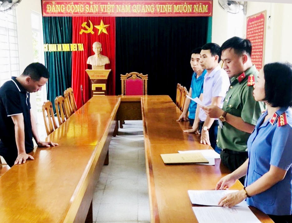 Đối tượng Lê Thế Dũng nhận lệnh khởi tố từ cơ quan chức năng.