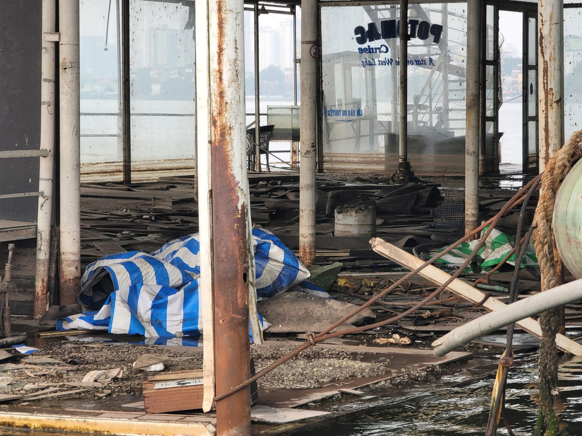 Đống hoang tàn, đổ nát trên sàn nổi.