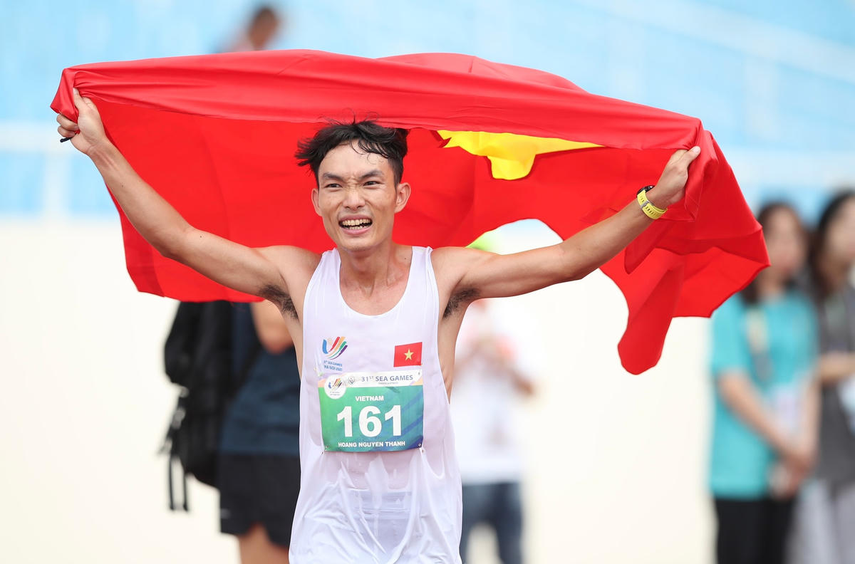 Hoàng Nguyên Thanh mang về chiếc HCV đầu tiên cho marathon nam Việt Nam.