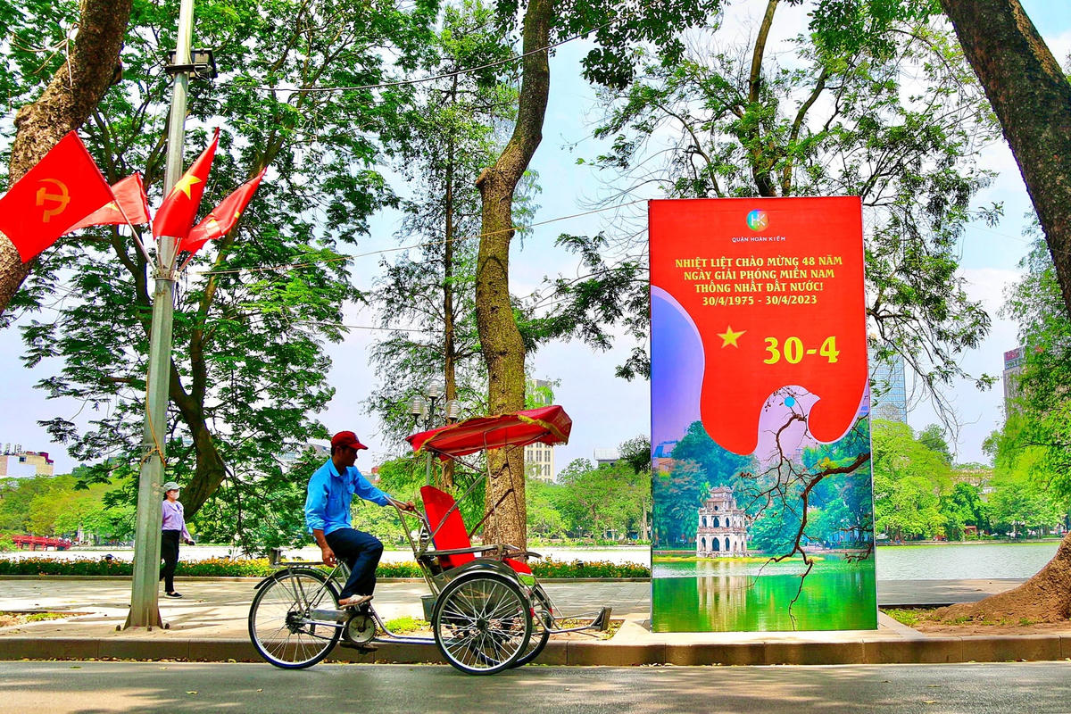 Từ đường phố cho đến những con ngõ nhỏ, cờ đỏ sao vàng tung bay trong gió…