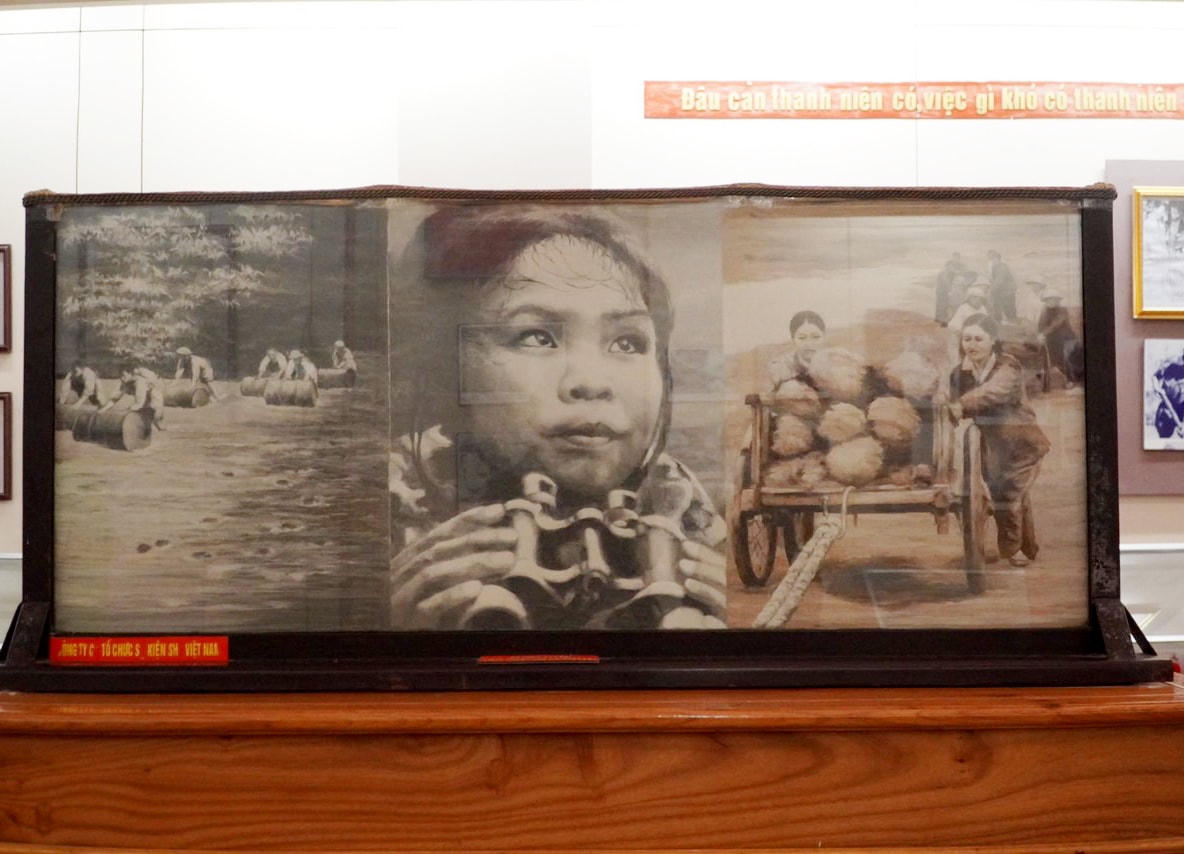 Tấm hình ghi lại những ngày theo dõi máy bay thả bom, phá bom, đào đường như kể về câu chuyện chiến tranh ác liệt.