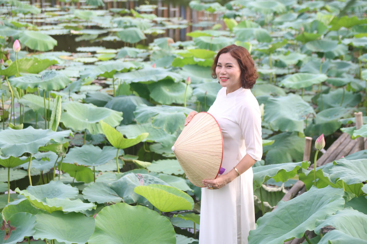 Không chỉ người dân tại Bắc Giang, chị Nguyễn Thị Khoa (người dân tại Hải Dương) cũng rất thích thú trước mùa sen tại Thủ đô. Chị Khoa cho biết: "Thực ra chúng tôi đến công viên nước để cho trẻ em chơi, tình cờ thấy được đầm sen ở đây rất đẹp nên ghé vào luôn". 