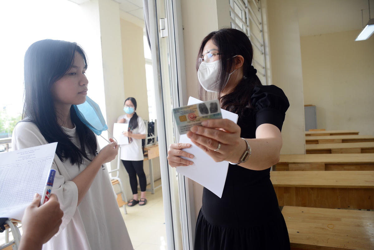 Cán bộ coi thi kiểm tra thông tin thí sinh tại Kỳ thi tốt nghiệp THPT năm 2022.