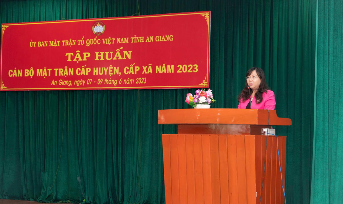  Phó Chủ tịch Thường trực Ủy ban MTTQ Việt Nam tỉnh An Giang Nguyễn Thị Tuyết Minh đến dự và phát biểu chỉ đạo.