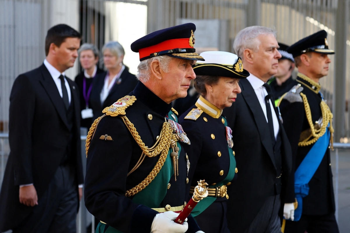 Ba người con của Nữ hoàng bao gồm Vua Charles III, Công chúa Anne cùng Hoàng tử Andrew đi sau xe chở linh cữu (Ảnh: Reuters).