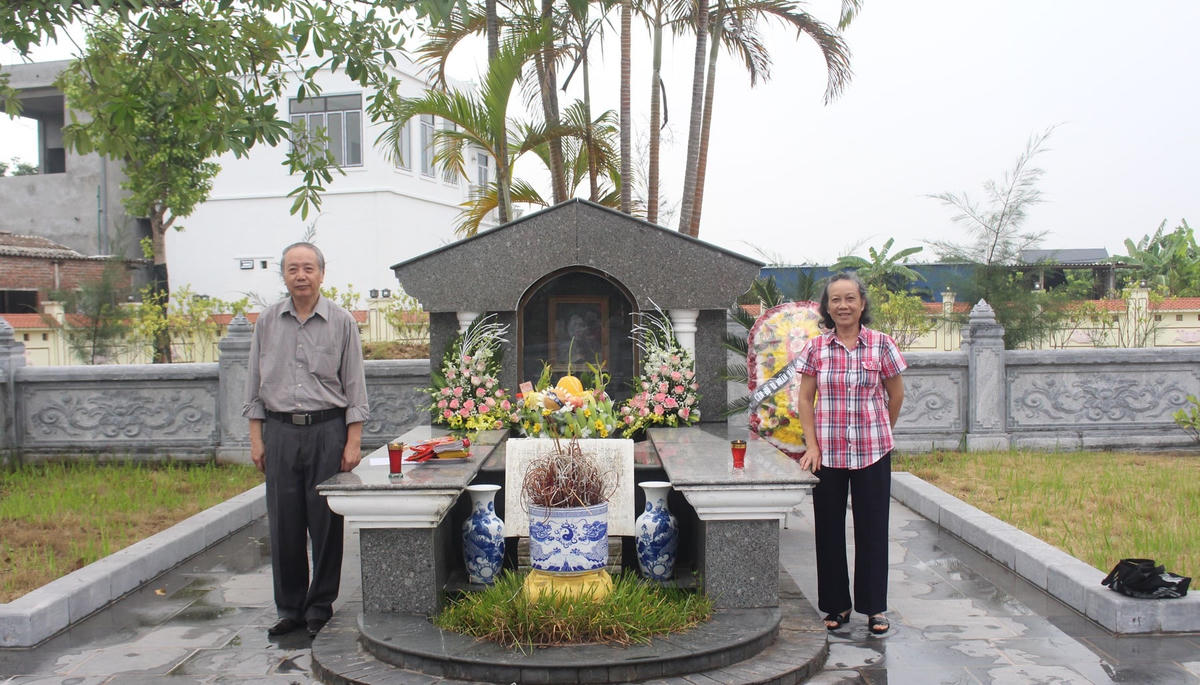 Con trai và con dâu nhà văn Nam Cao bên mộ cha.